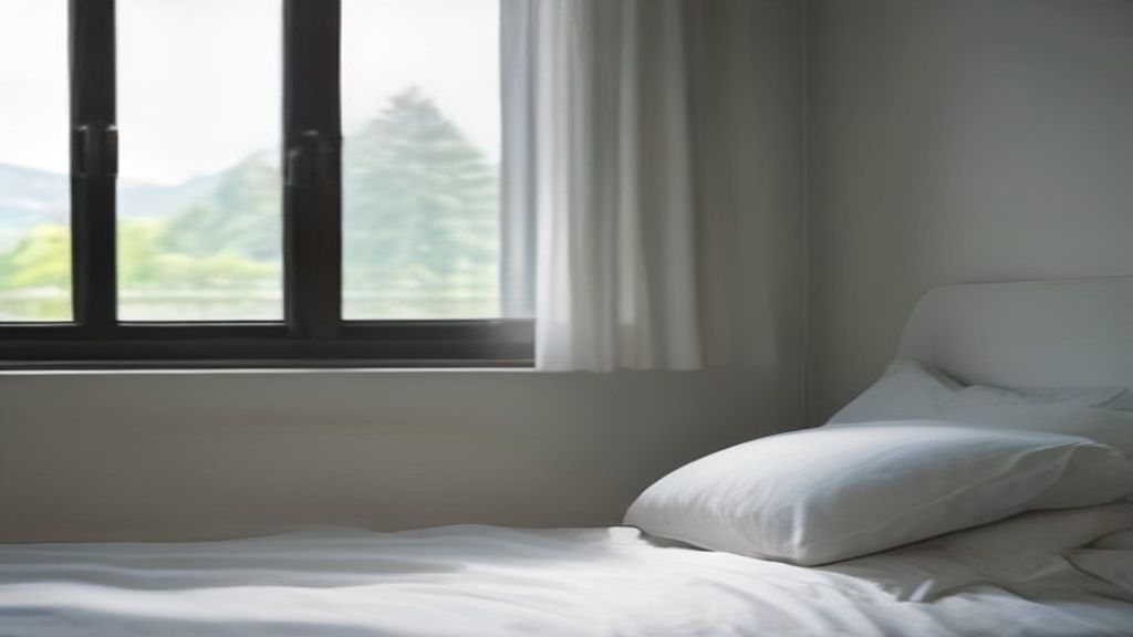Lit préparé avec linge plié dans un appartement de vacances suisse, fenêtre sur les montagnes