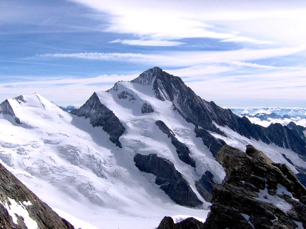 Intérieur d'un chalet des Alpes vaudoises préparé pour l'arrivée de voyageurs