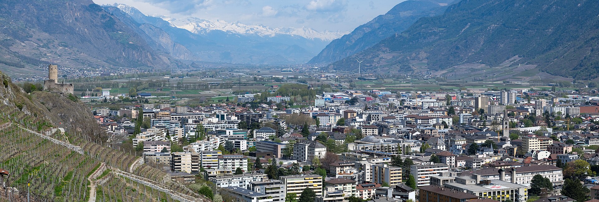 Vue de la ville de Martigny en Valais, au coude du Rhône, entourée de vignobles et de montagnes