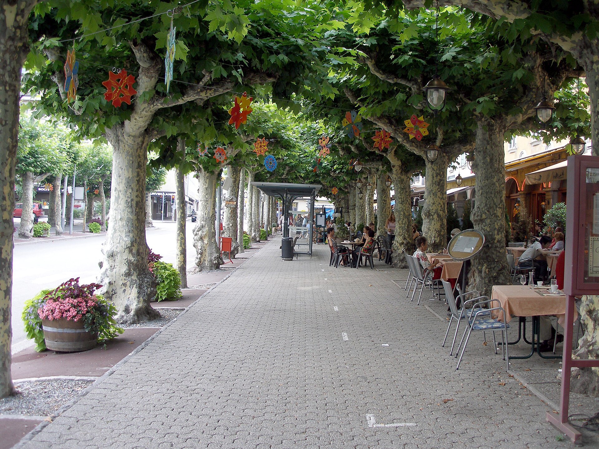 Ruelle du Vieux Bourg de Martigny avec ses façades anciennes et ses commerces