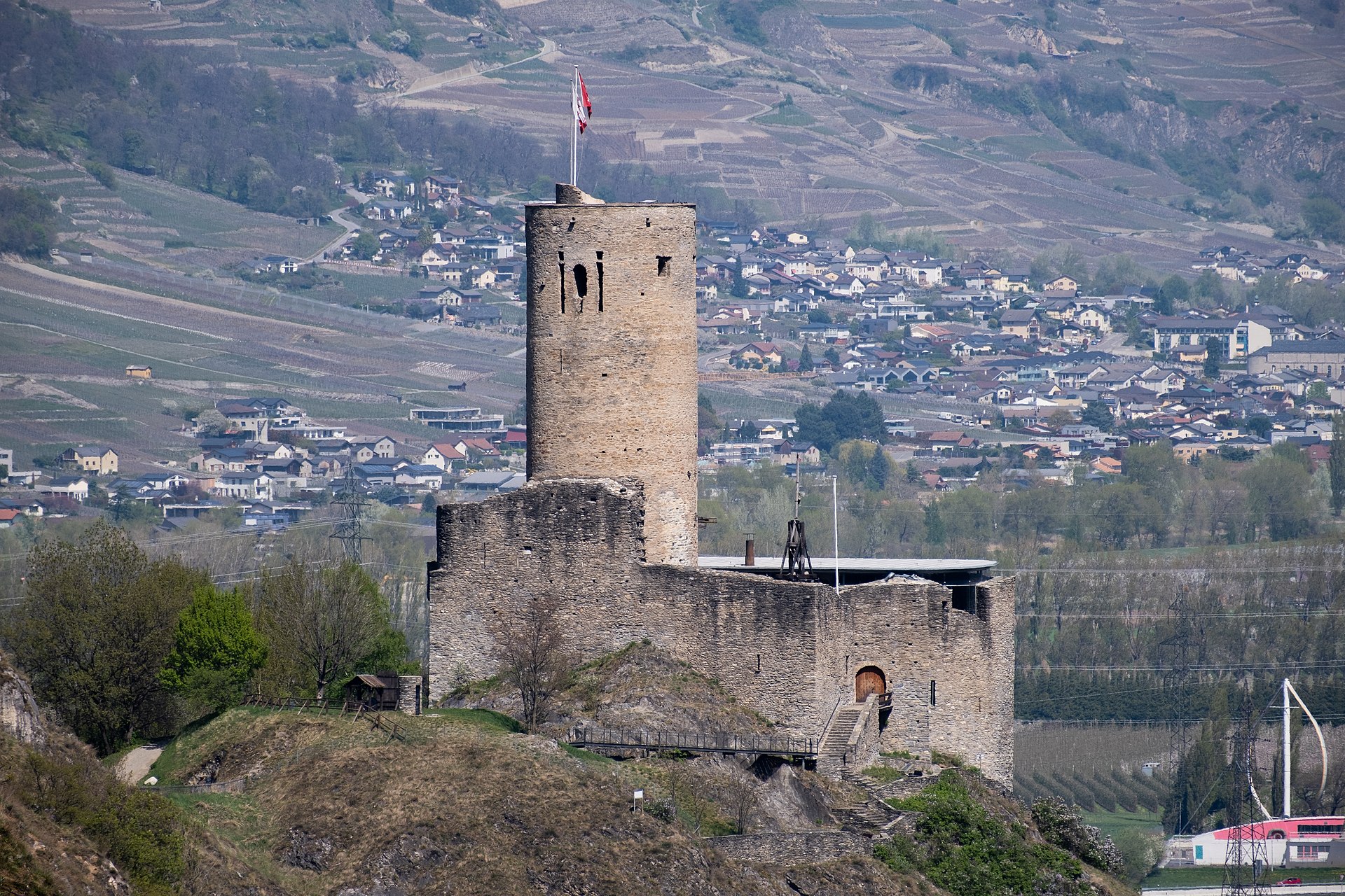 Le château de la Bâtiaz dominant Martigny, ses vignobles et la vallée du Rhône