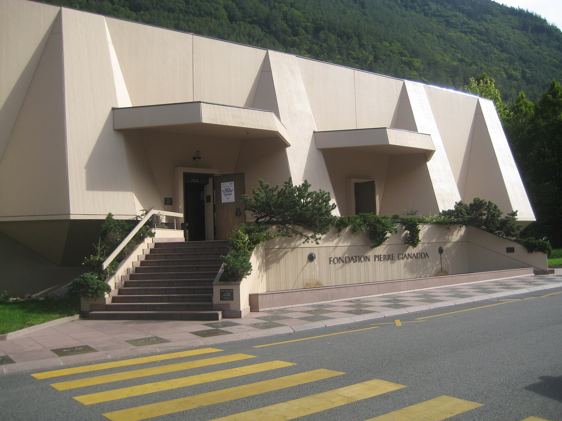 L'entrée de la Fondation Pierre Gianadda à Martigny, qui attire des visiteurs toute l'année