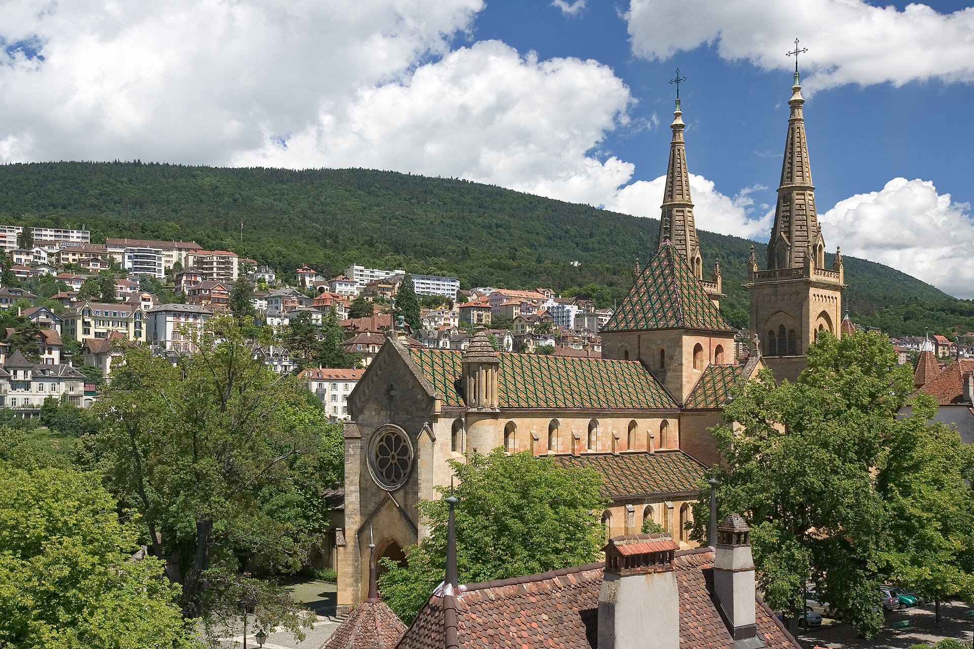 Vue de Neuchâtel avec la collégiale et le château dominant les toits de la vieille ville au bord du lac