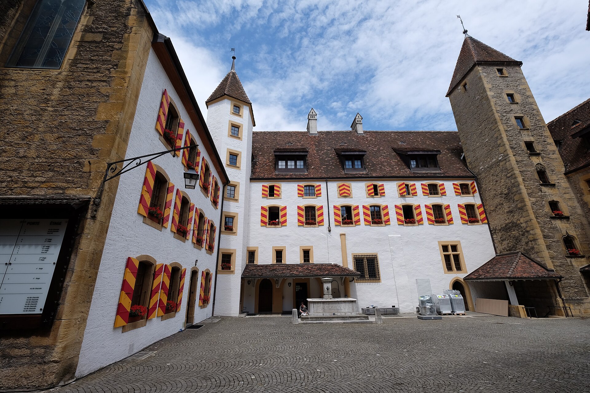 Cour intérieure du château de Neuchâtel et ses volets aux chevrons rouge et jaune