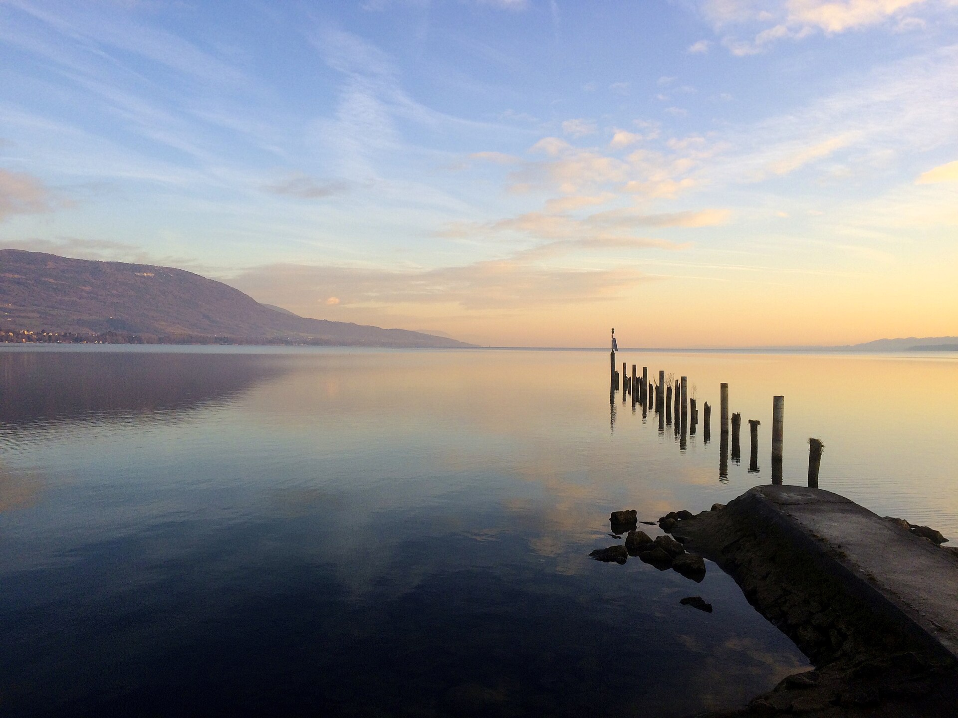 Rives du lac de Neuchâtel au coucher du soleil face au Jura