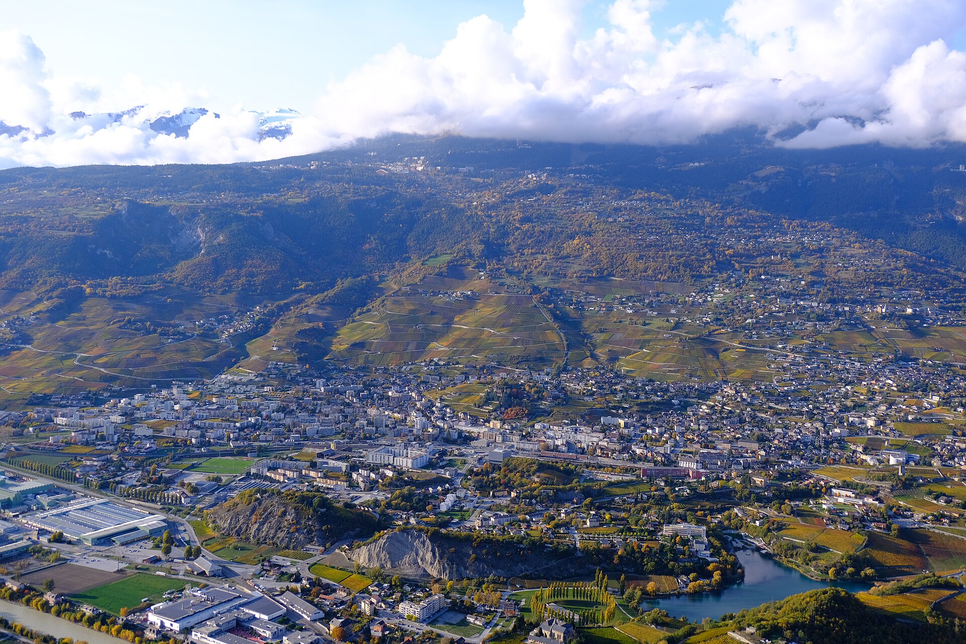 Vue de la ville de Sierre en Valais, entourée de vignes et de montagnes