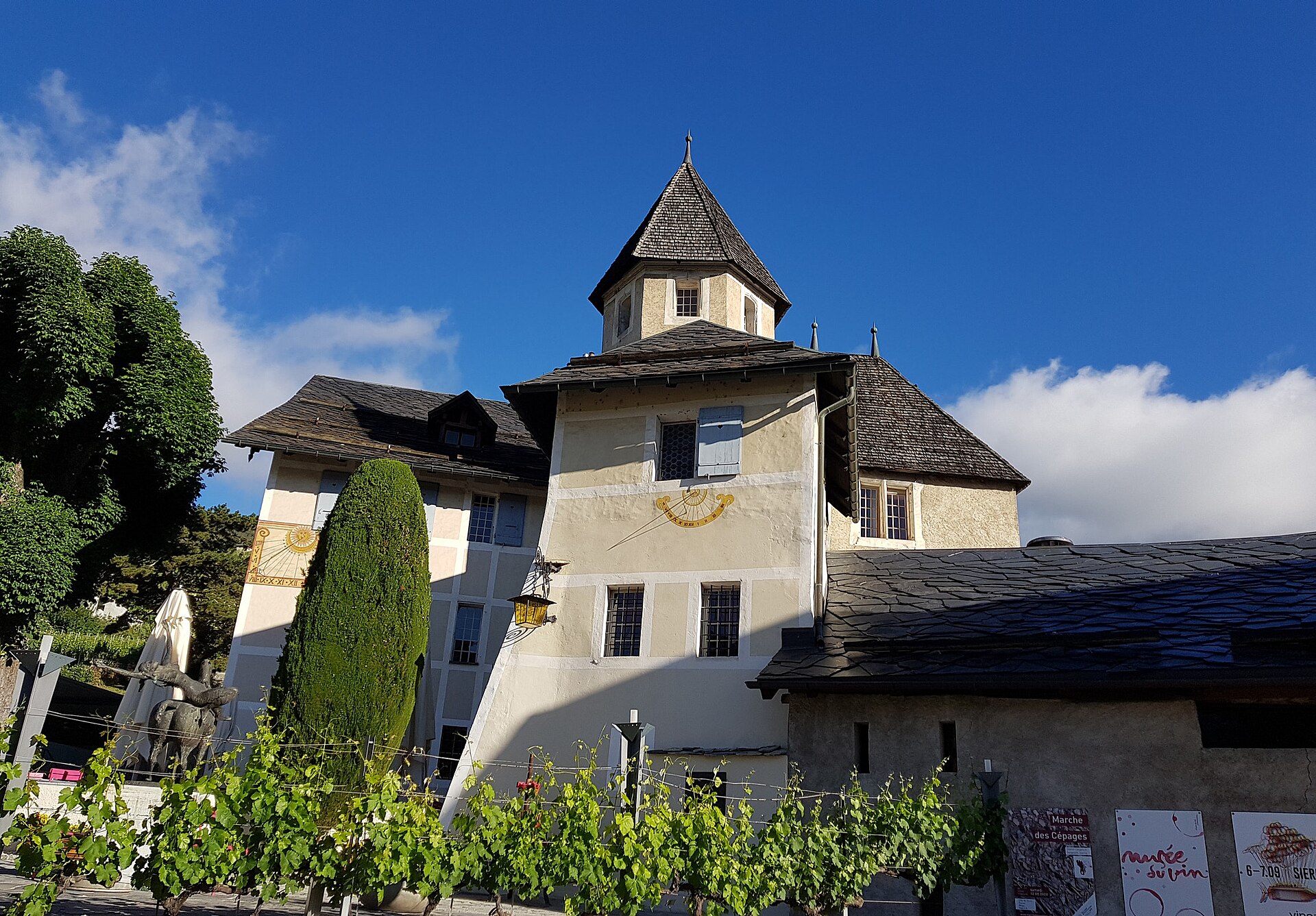 Le Château de Villa à Sierre, qui abrite le Musée du Vin au milieu des vignes