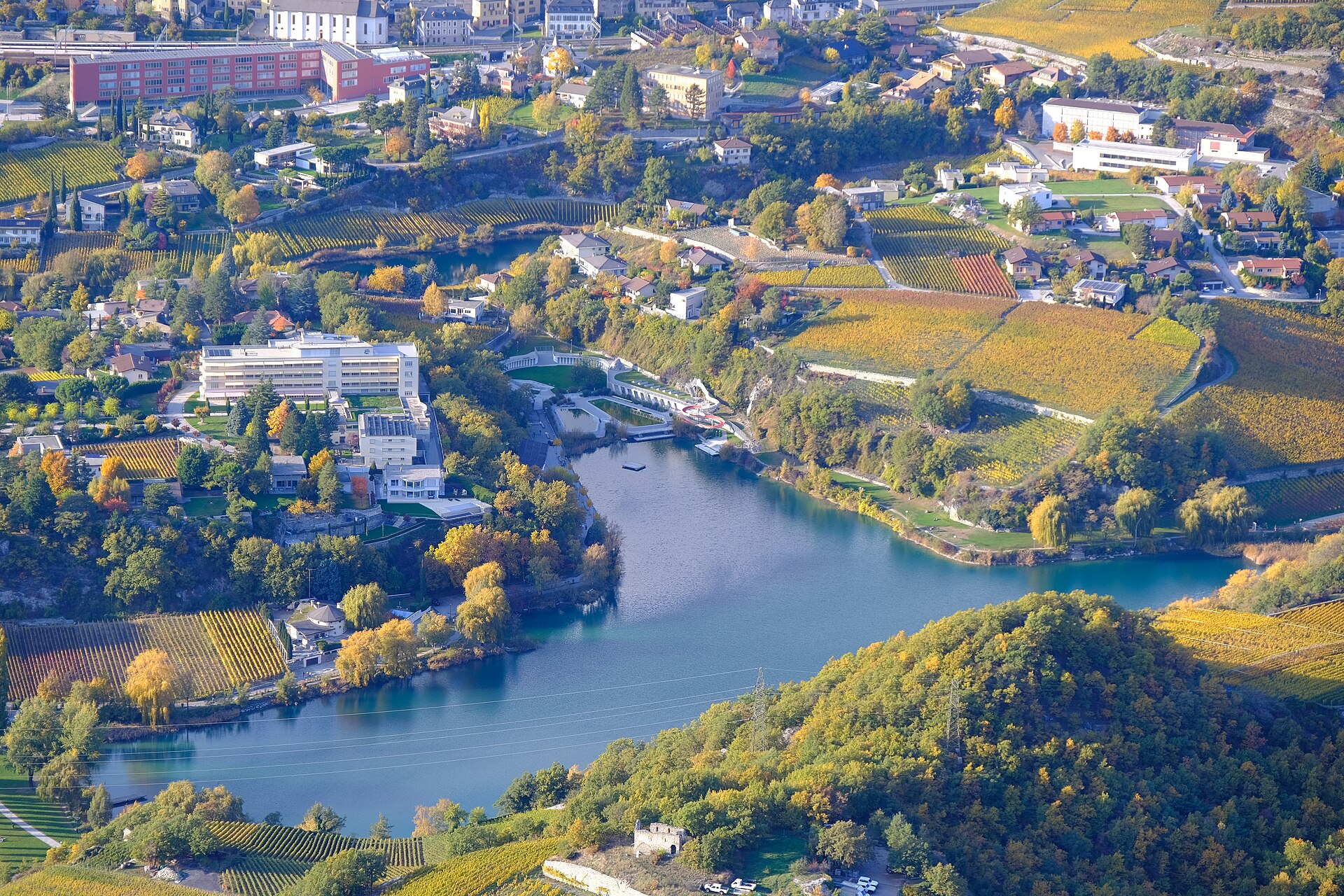 Le lac de Géronde et les vignobles de Sierre vus depuis les hauteurs