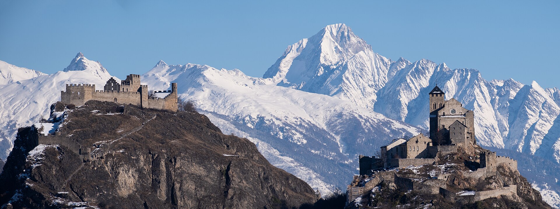 Château de Tourbillon et coteaux viticoles au-dessus de Sion
