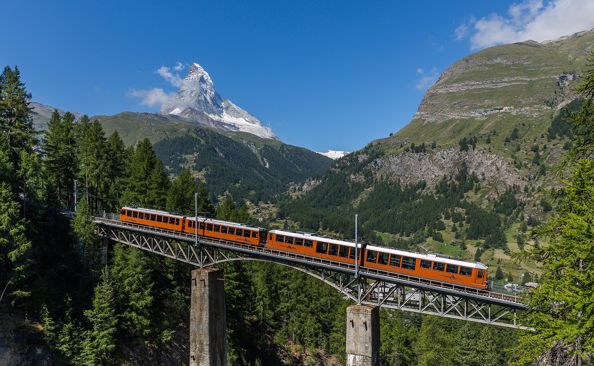 Vue du village de Zermatt dominé par le Cervin