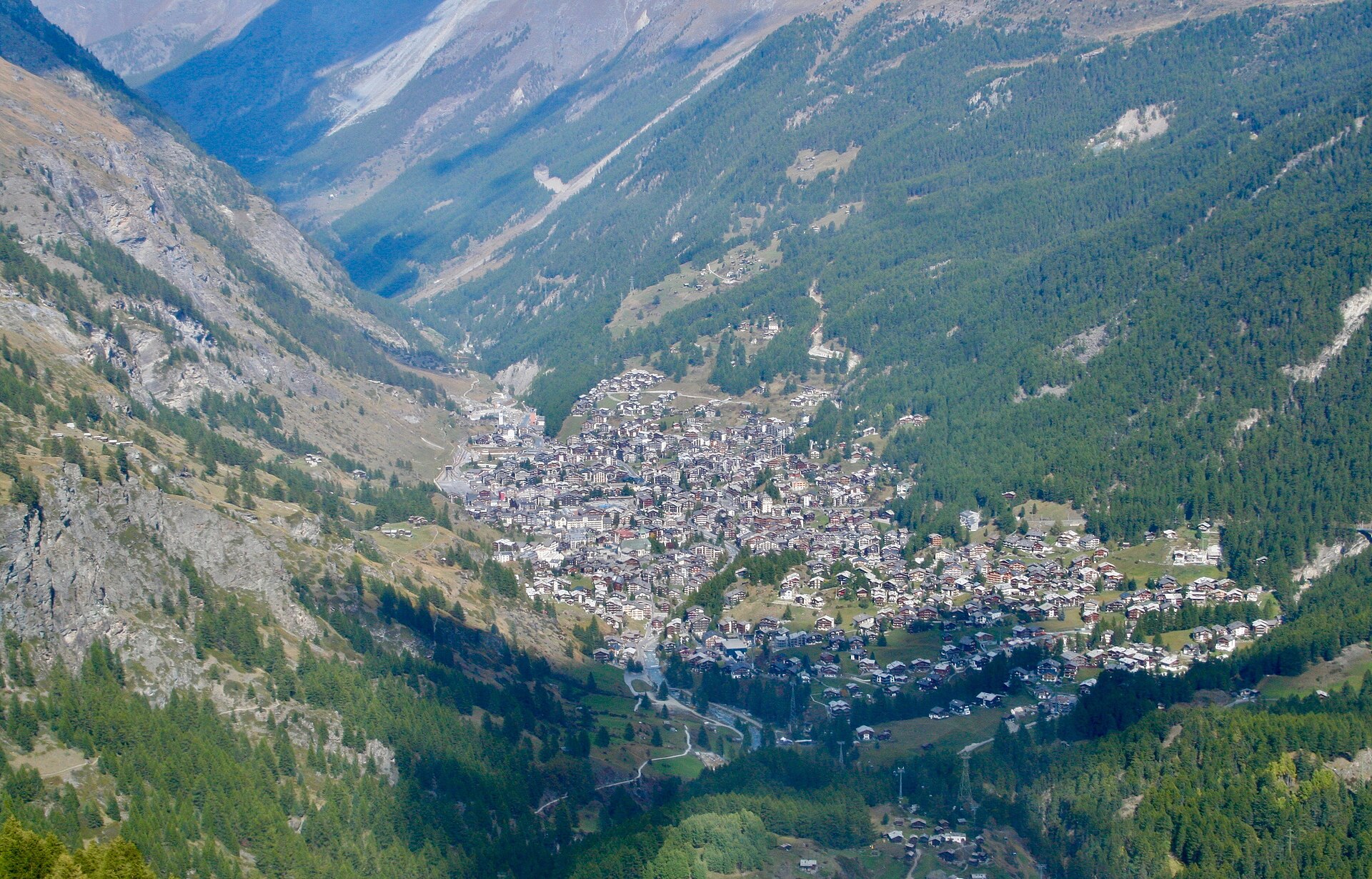 Rue principale de Zermatt bordée d'hôtels et de commerces