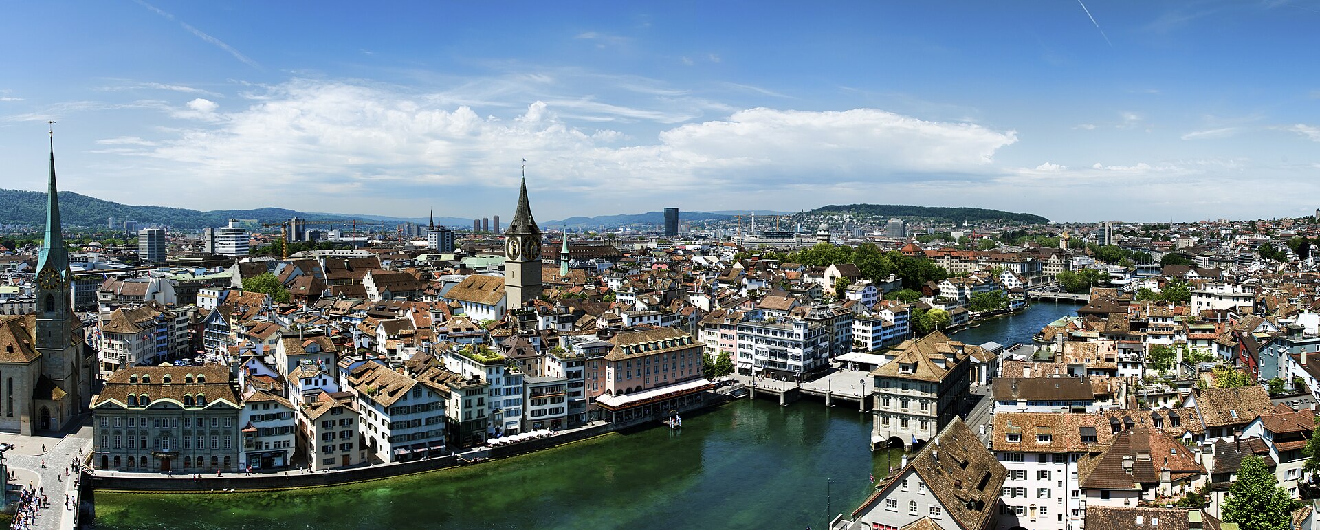 Vue de la vieille ville de Zurich au bord de la Limmat, avec les clochers du Grossmünster et de la Fraumünster